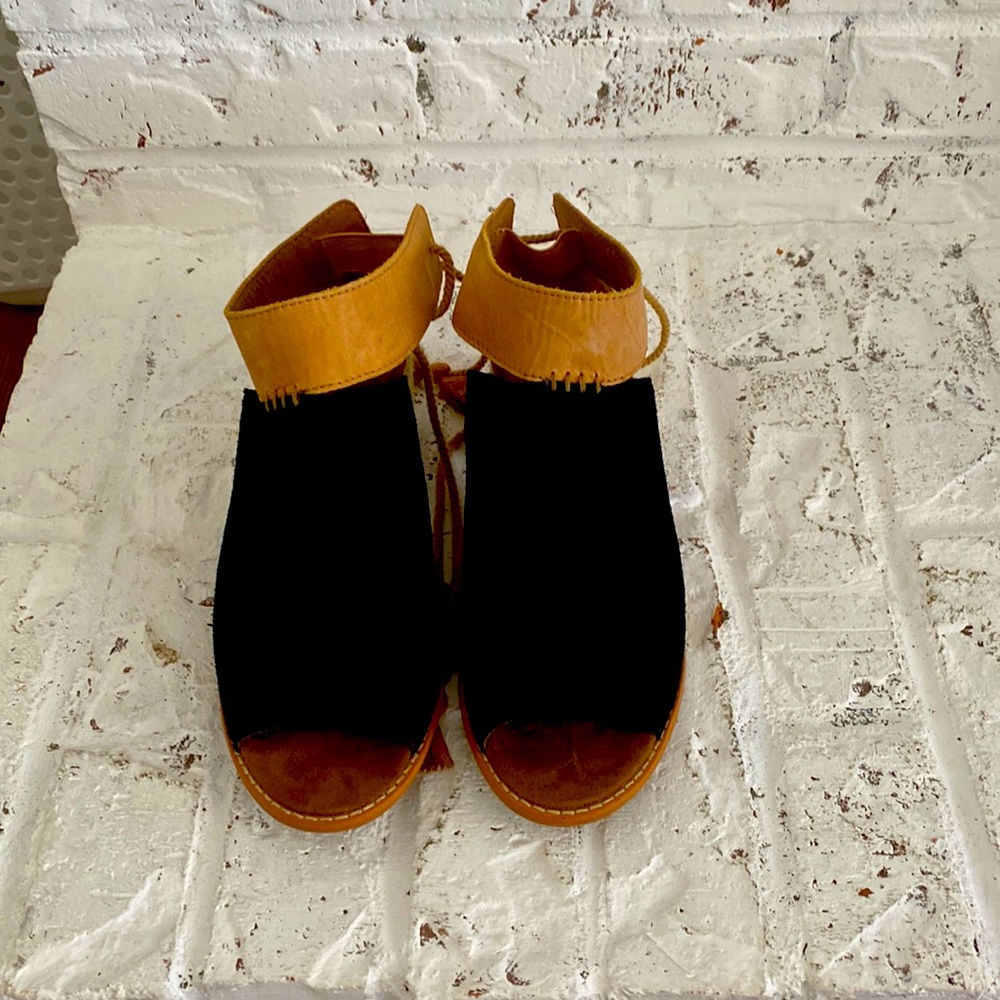 Women’s tom shoes, barely worn, but very comfortable